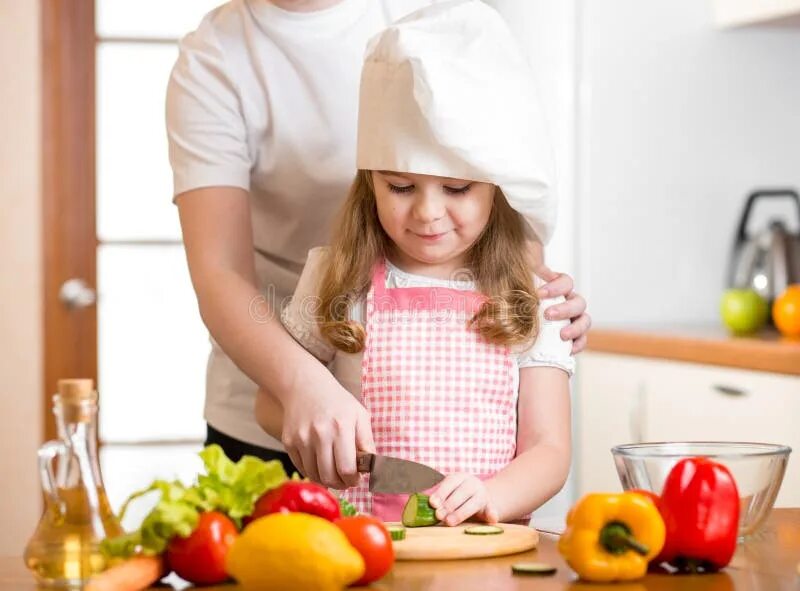 Семья на кухне. Дети готовят с родителями. Семья лепит пельмени. Совместная готовка с детьми. We should teach children to.