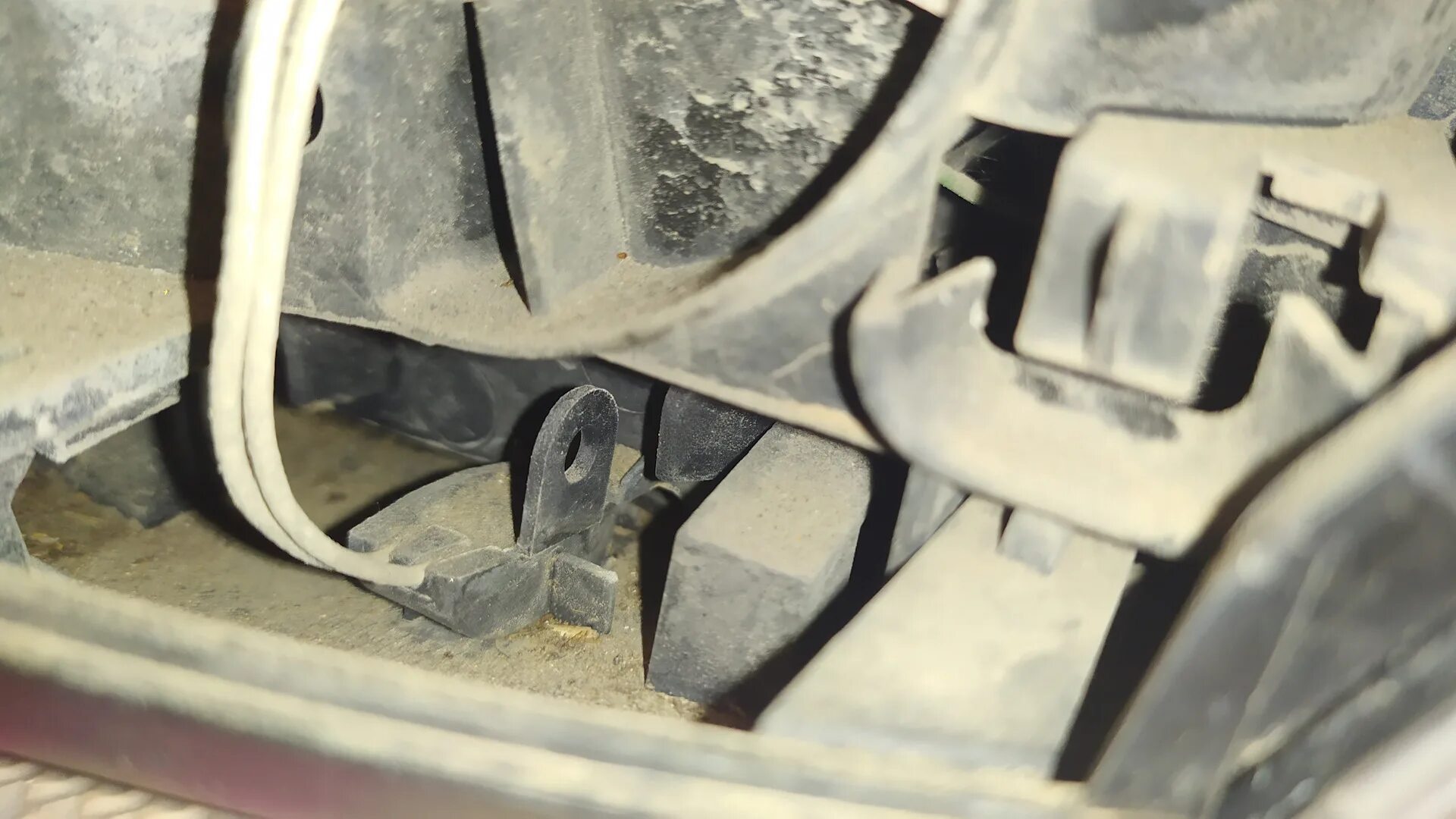 Датчик температуры окружающей среды mazda 3 bk. Датчик наружного воздуха bora 1. Датчик температуры окружающей среды лада гранта. Фольксваген бора 2001 года датчик температуры наружного воздуха. Неправильно показывает температуру окружающей среды.