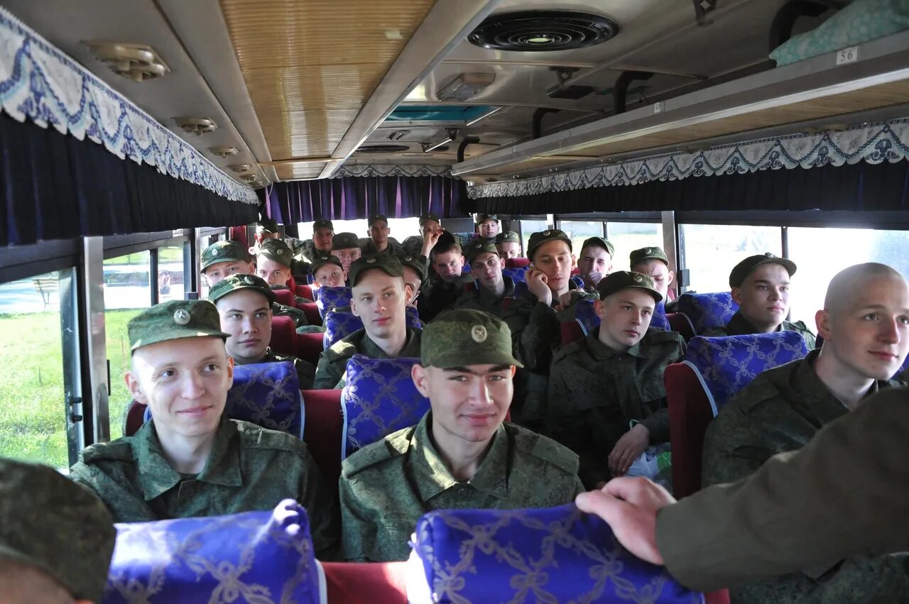Одесса военкомы. Автобус с призывниками. Военный автобус. Поезд в армию. Солдат в автобусе.
