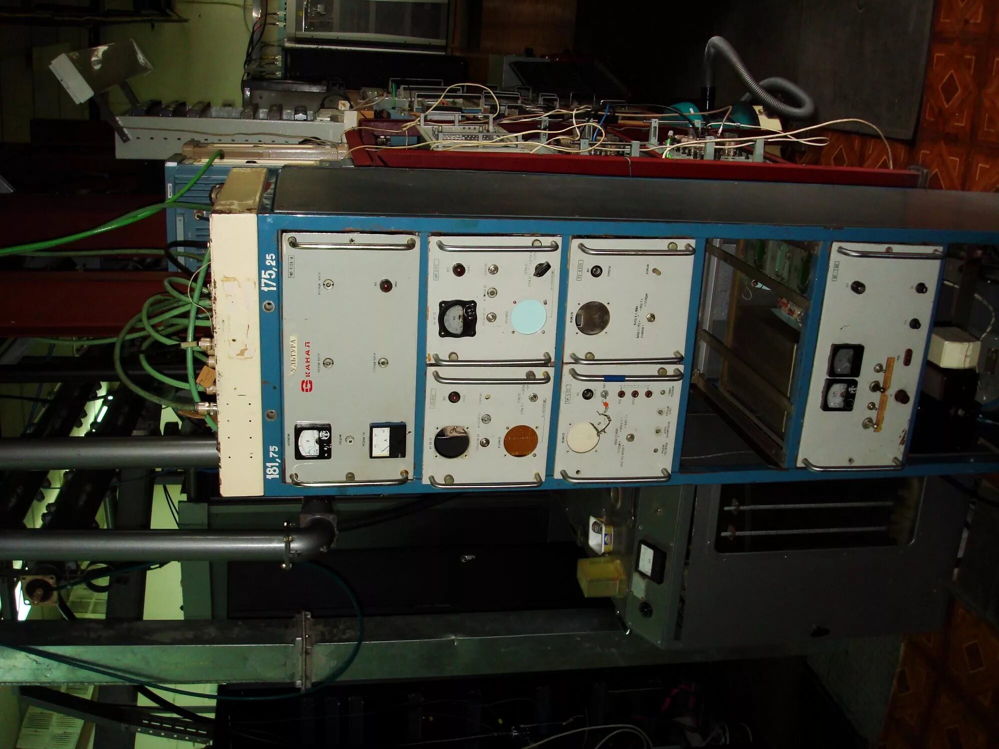 5. длина волны передатчика. Cessna 172 слайды электрооборудование. передатчик космического корабля восток работал на частоте 20. передатчик установленный на борту.