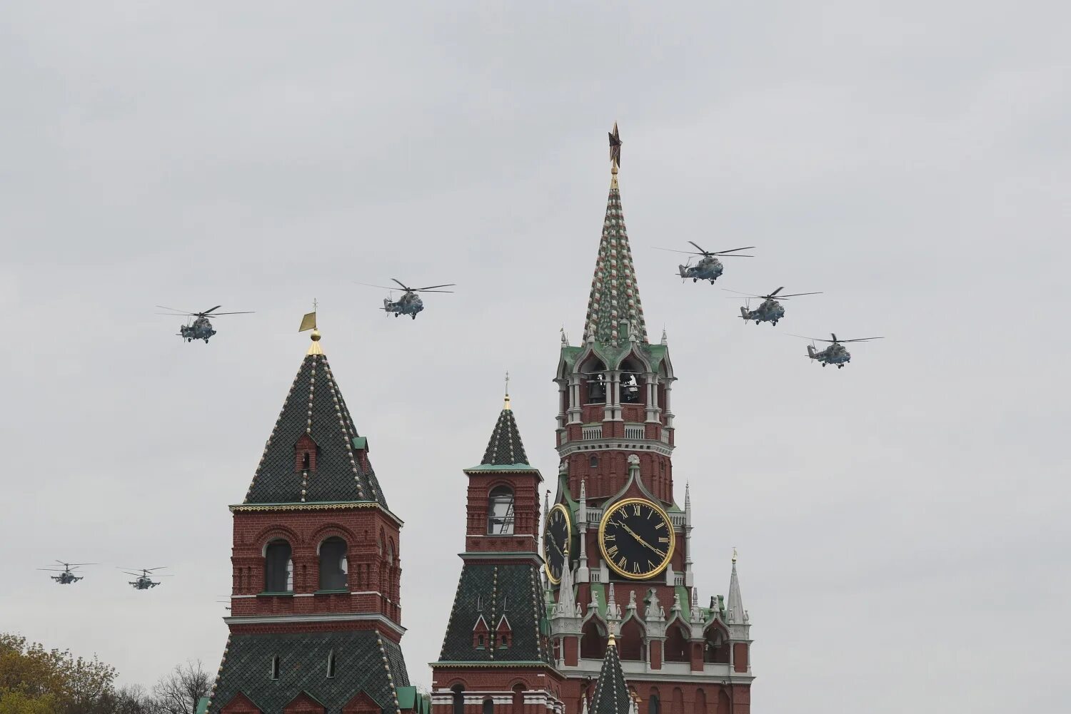 30 городов где можно увидеть ее. Воздушный парад. Военные самолеты над Москвой. Самолет над Москвой. Парад 9 мая самолеты в Москве.