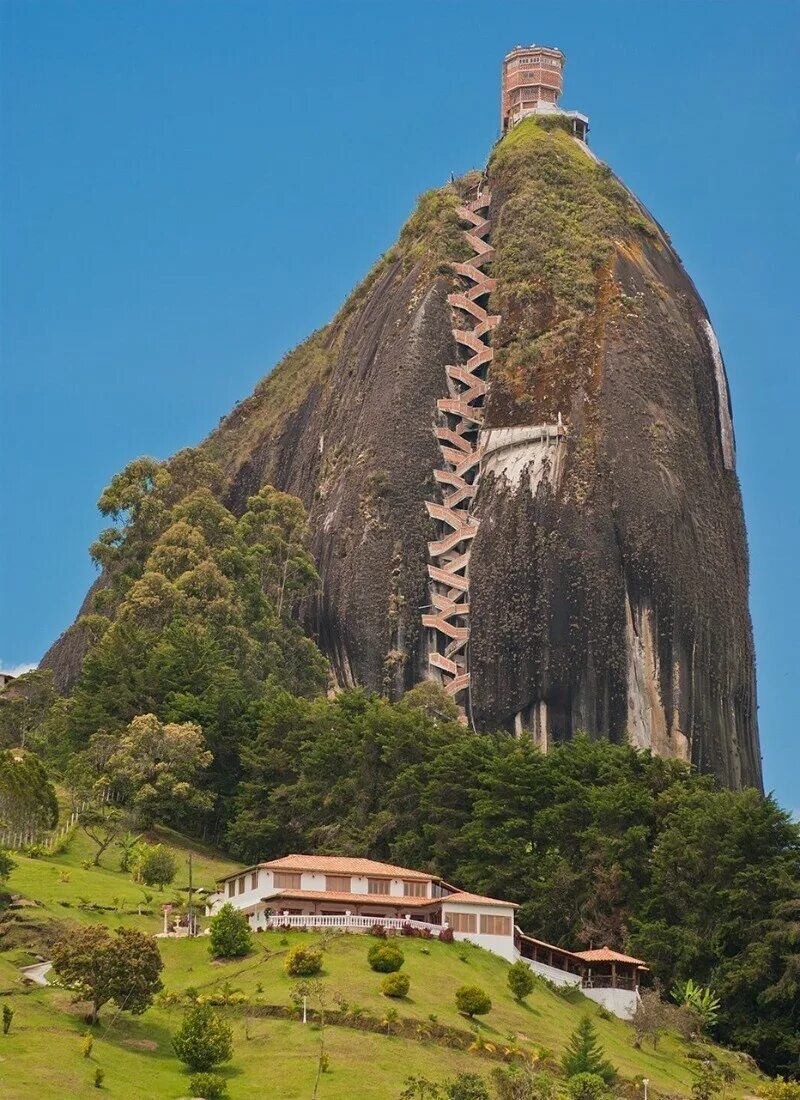 Гора на которой стоял дом была. Скала Эль-Пеньон-де-Гуатапе. Камень Эль Пеньон де Гуатапе Колумбия. Огромная скала Эль-Пеньон-де-Гуатапе. Скала Гуатапе в Колумбии.