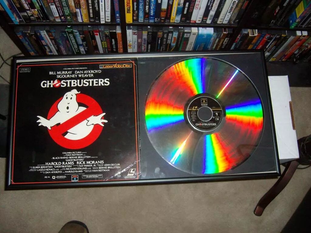 Диски laser. Лд диск лазердиск. проигрыватель лазерных дисков. laserdisc проигрыватель. лазерный диск и пластинка.