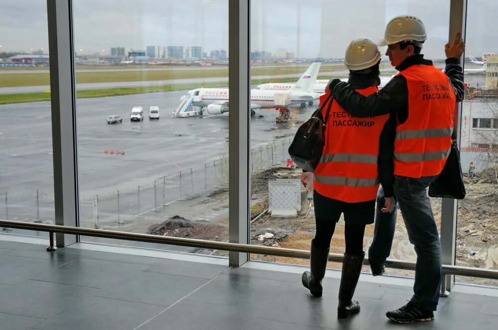Что творится в аэропортах москвы сегодня. Аэропорт Пулково вид из окна. Окна в Пулкова аэропорт. Пулково главный пассажир.
