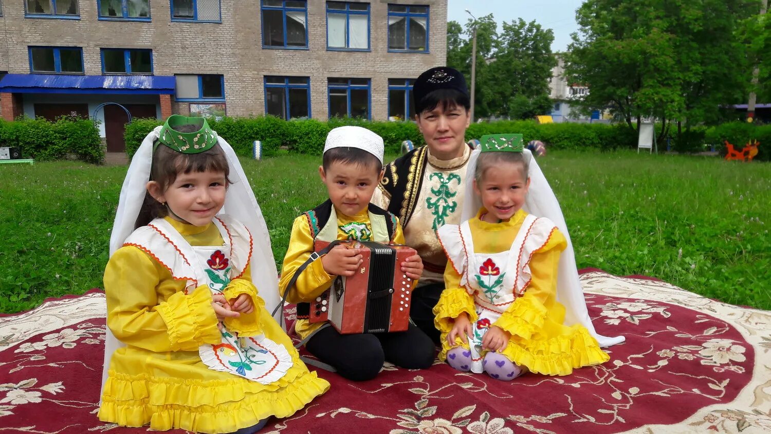 Дети в национальных костюмах. Дети татаров. Дети татаров. Татары народ. Национальный национальный костюм татаров.