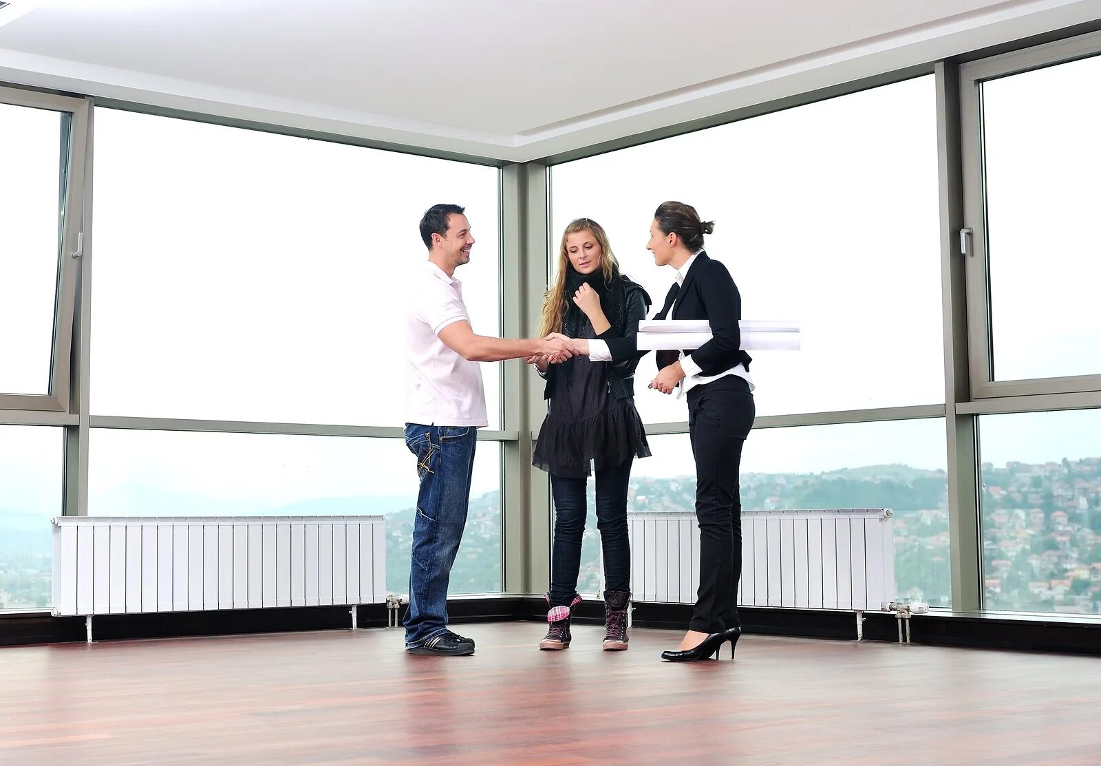 Rental photo. Передача ключей от квартиры. Недвижимость. Амортизация арт. Rental photo.