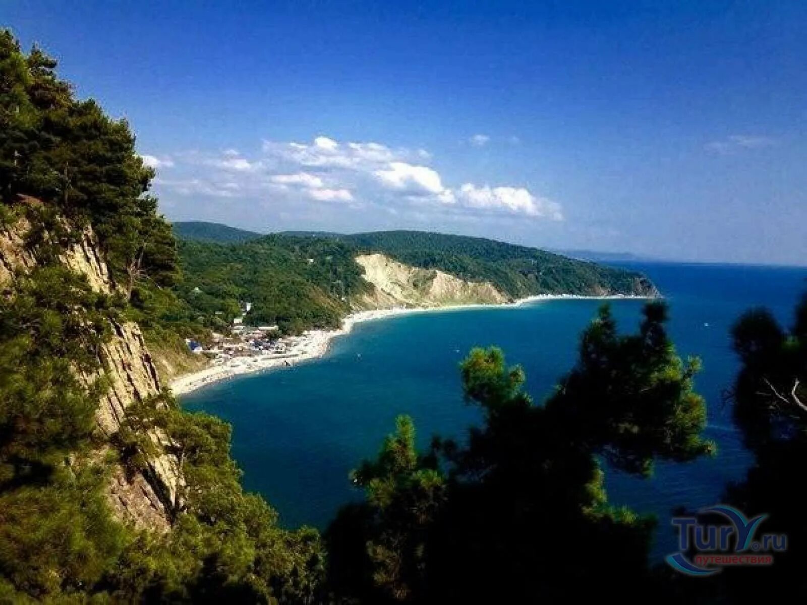 Голубая бухта инал краснодарский край. Черное море бухта инал. Бухта инал туапсе пляж. Голубая бухта бжид. Бжид краснодарский край голубая бухта.
