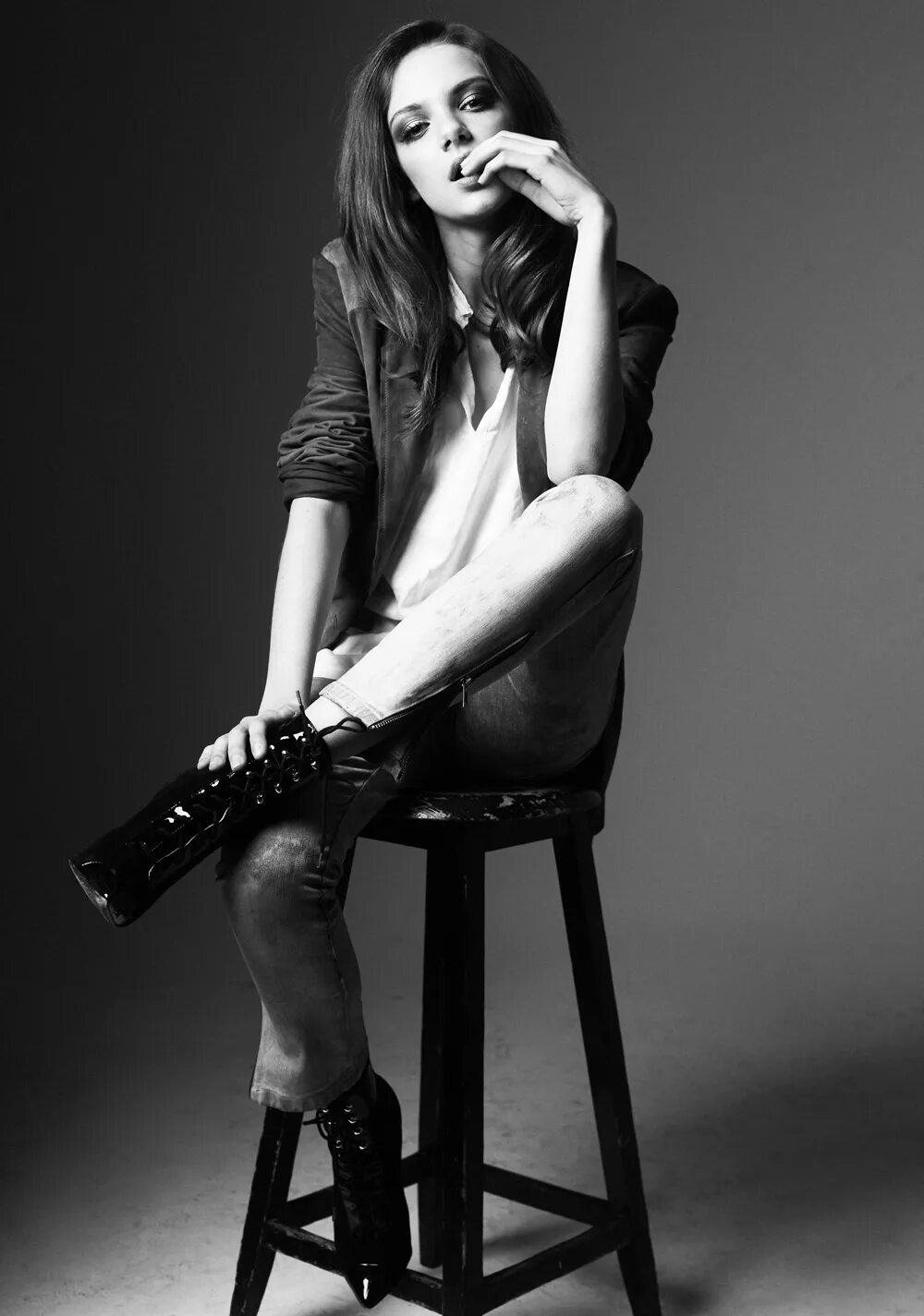 Фотосессия девушки в студии. Креативная фотосессия в студии. Образы для фотосессии в студии. Селена гомес 2014. Ирина шейк фотосессии в студии.