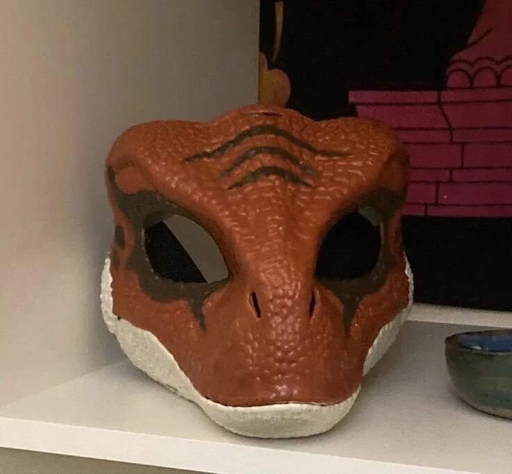 Маска раптора разукрашенная. Маска раптора jurassic world фурсьют. Маска динозавра из папье маше. Маска раптора из папье маше. Маска из папье маше.