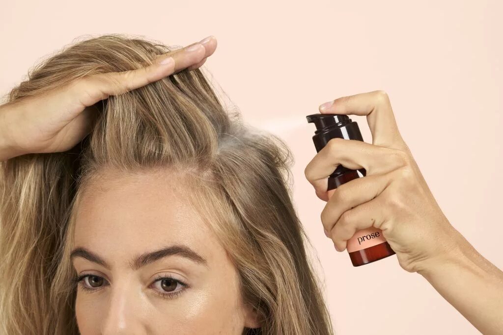 Как наносить лак для волос. Сухой шампунь. шампунь для сухих волос. dry shampoo. сухой шампунь с девушкой.