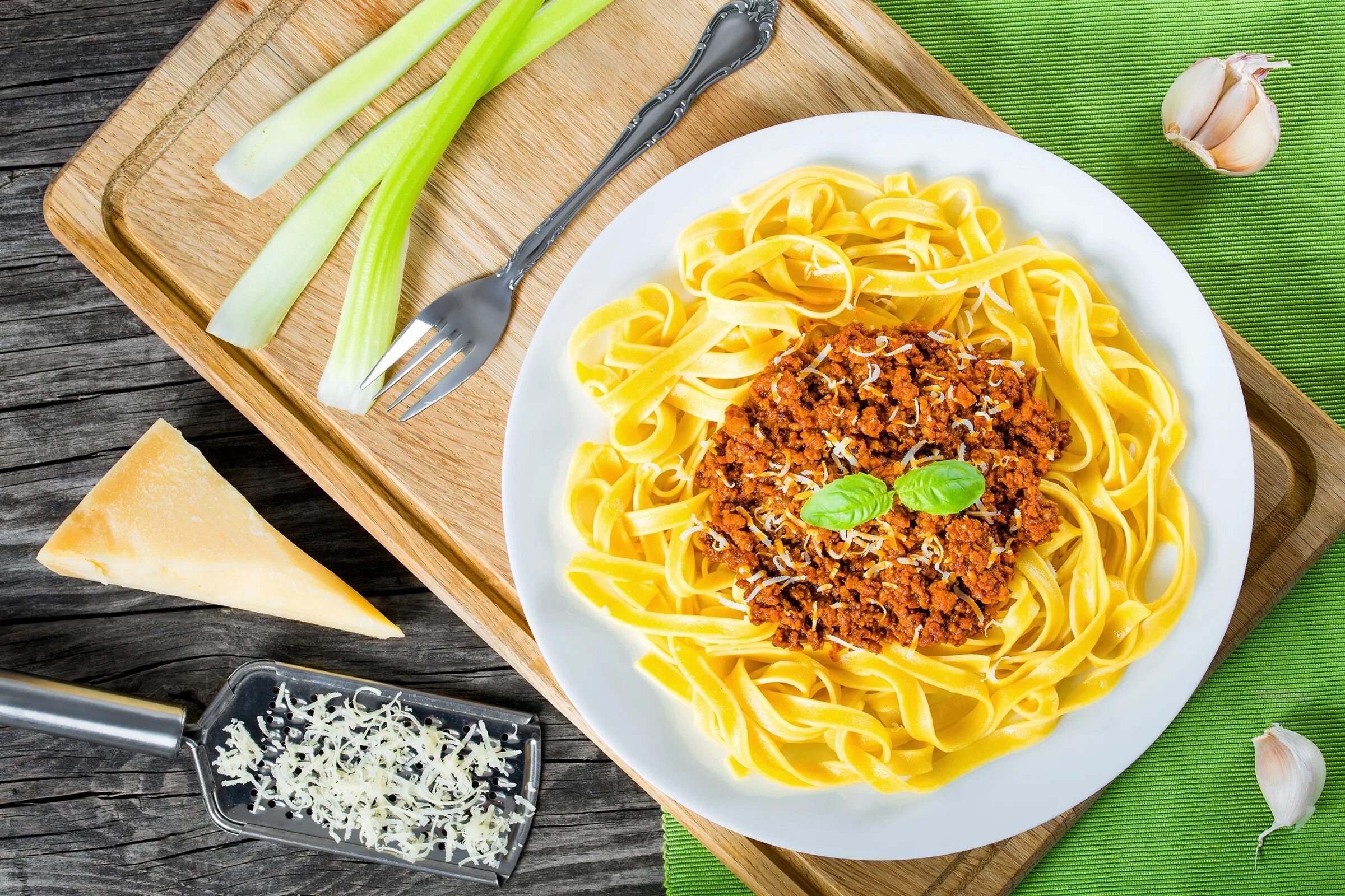 Как сделать макароны без мяса. Тарелка спагетти. макароны в тарелке. макароны сверху. спагетти сервировка.