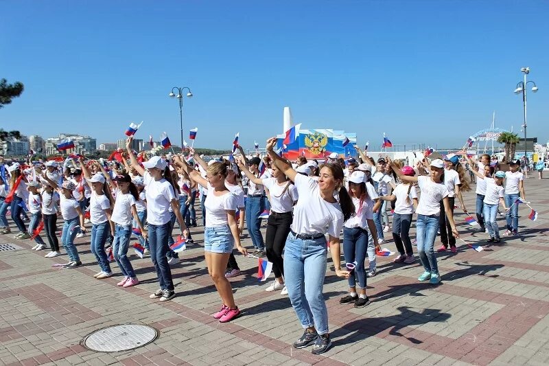 Мероприятия события сегодня. Мероприятие в Геленджике сегодня на набережной. Флаг России в Геленджике.