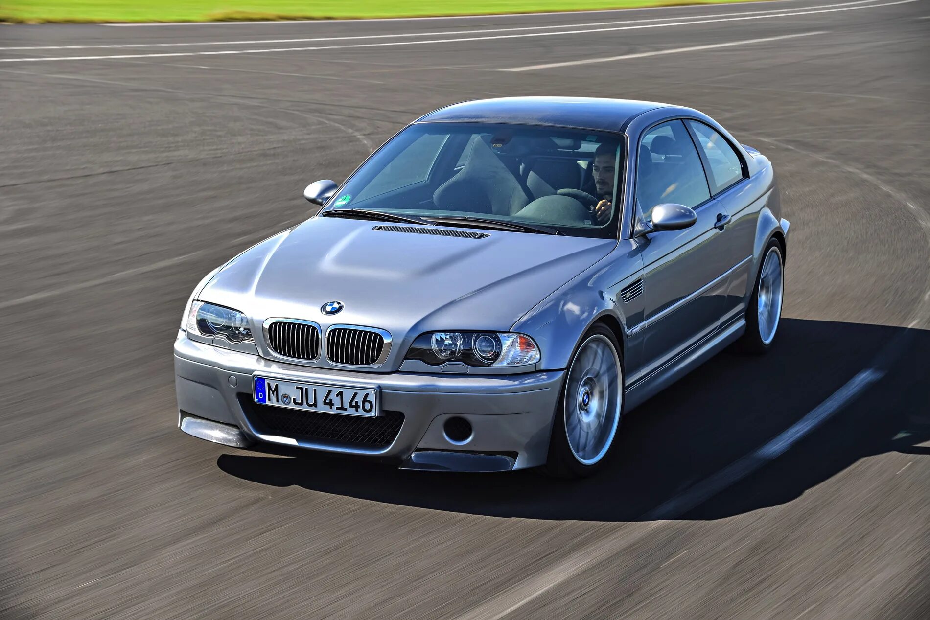 Машина е46. BMW m3 e46 CSL. BMW e46 CSL. BMW 3 e46 CSL. BMW m3 e46 2003.