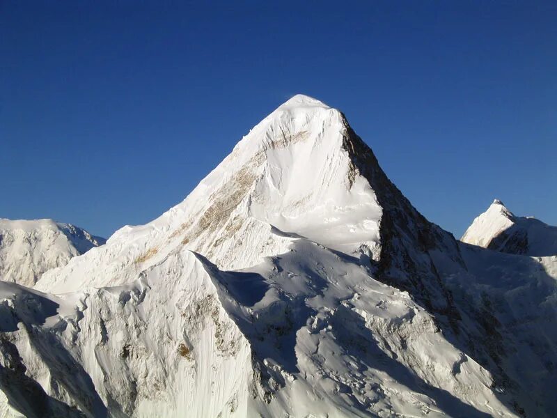 Пик хан тенгри. Домики с видом на звезды в фиагдоне на сутки. Прогоры. Горы гималаи. В горах.