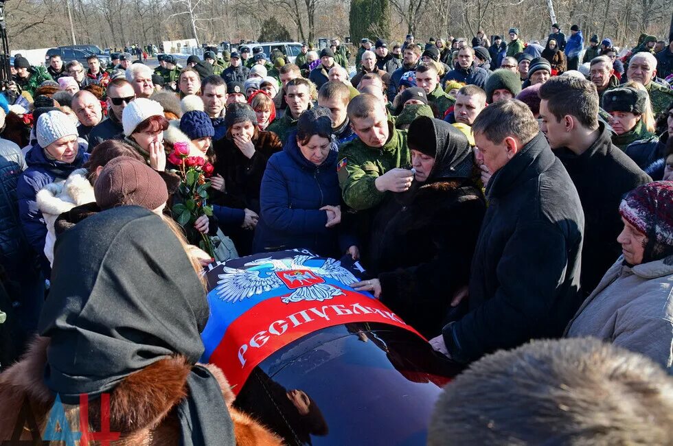 Гиви похоронят. Захарченко на могиле гиви. Гиви похоронят. Гиви похоронят. Памятник гиви и мотороле.