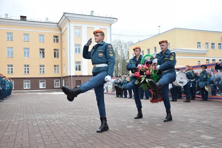 3 кл ури гпс. Аллея выпускников Ури ГПС МЧС России. Пожарный Ури ГПС МЧС. Прометей Ури ГПС МЧС.