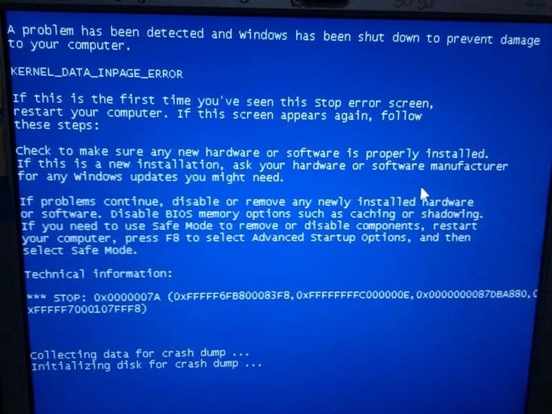 Синий экран. Синий экран смерти. Синий экран смерти из за жесткого диска. Ошибка синий экран Windows 7.
