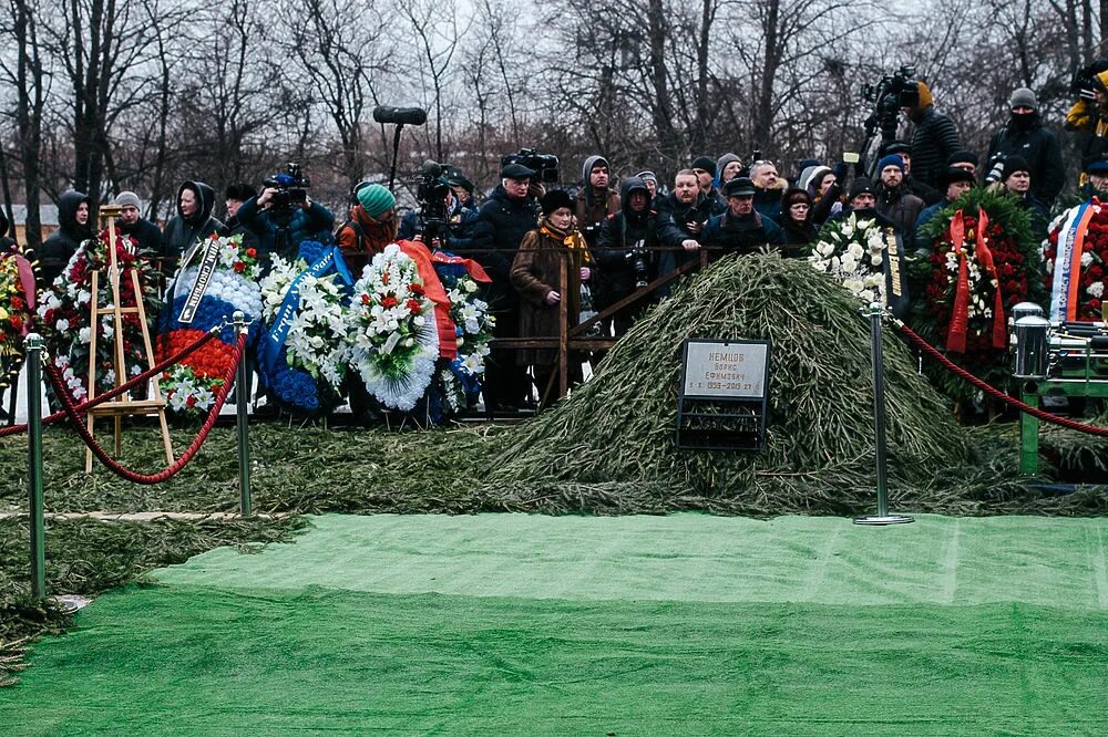 Где похоронен антонов. Троекуровское кладбище могилы. Могила Бориса Грачевского на Троекуровском кладбище. Похорон Троекуровское кладбище.