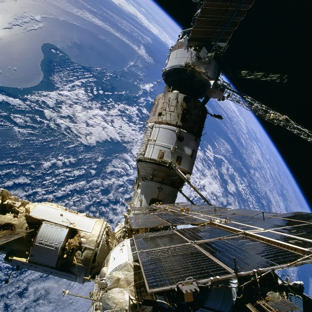 Space station. Мир (орбитальная станция). Орбитальные станции «мир» и «МКС». Космическая станция ми. Станция мир в космосе.