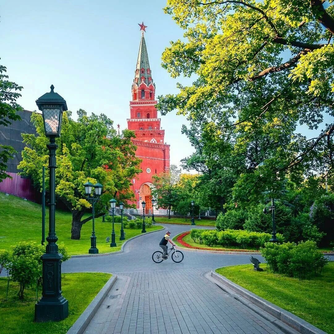 Городские парки москвы. Александровский парк Москва. Александровскийсадмосеаа. Александровский сад Москва. Александрийский сад в Москве.