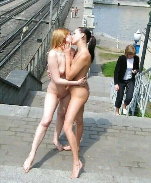 Порно Девушки На Улице Лесби
