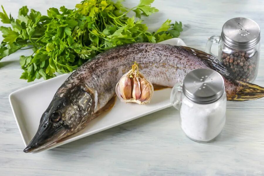 Щука таранка. Щука на столе. Маринованная щука. Щука на столе. Щука соленая.