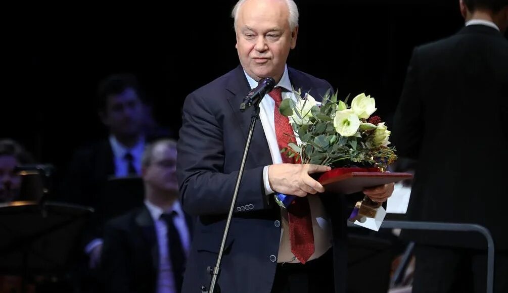 Какой лауреат выше