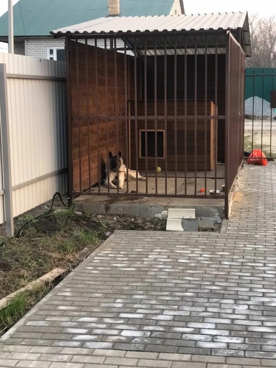Пол в вольере для собаки. Пол для вольера для собаки. Фундамент для вольера. Фундамент для вольера. Настил в вольере для собаки.