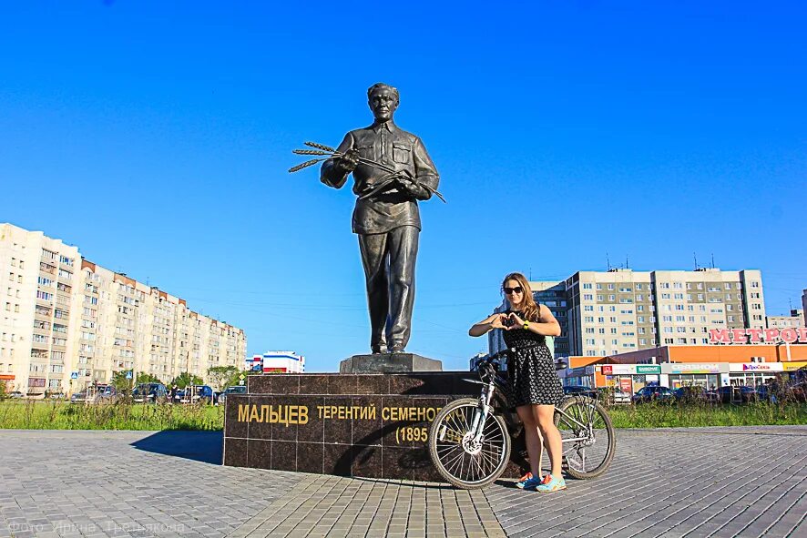 памятники кургана и курганской области. достопримечательности кургана статуи илизарова. памятник мальцев в кургане. памятники города кургана. памятник мальцеву в кургане.