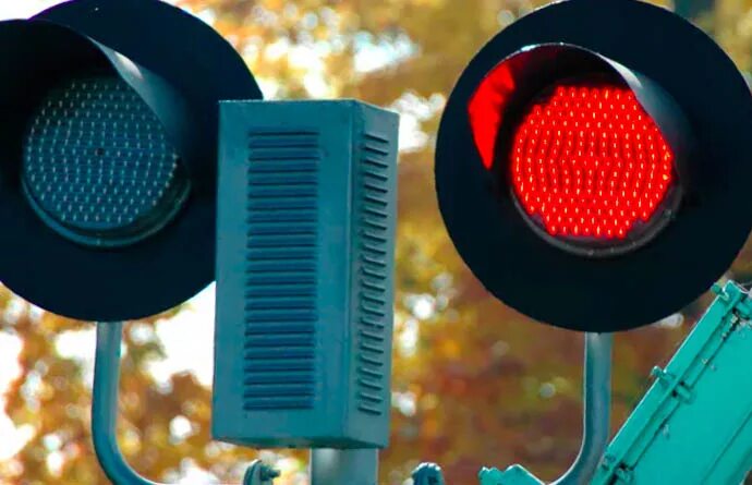 Красный свет штраф. Красный сигнал светофора ЖД. Красный мигающий сигнал светофора. Штраф за красный свет светофора. Железнодорожный светофор красный свет.