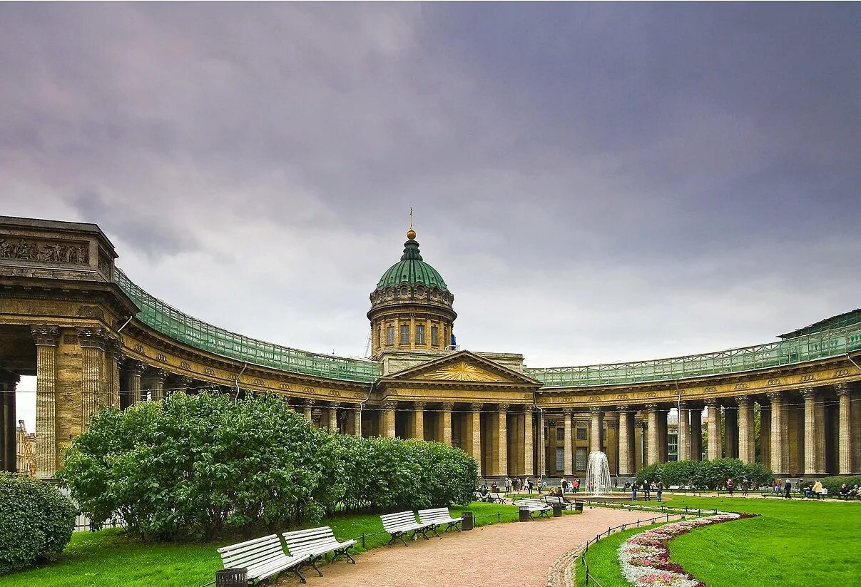 Мир классицизм. Колоннада Казанского собора в Санкт-Петербурге.