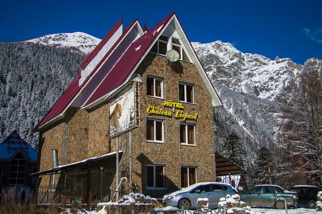 Отель поселок домбай. Домбай гостиницы. Отель отель домбай. Домбай шато леопард гостиница. Гостиница в горах домбай.