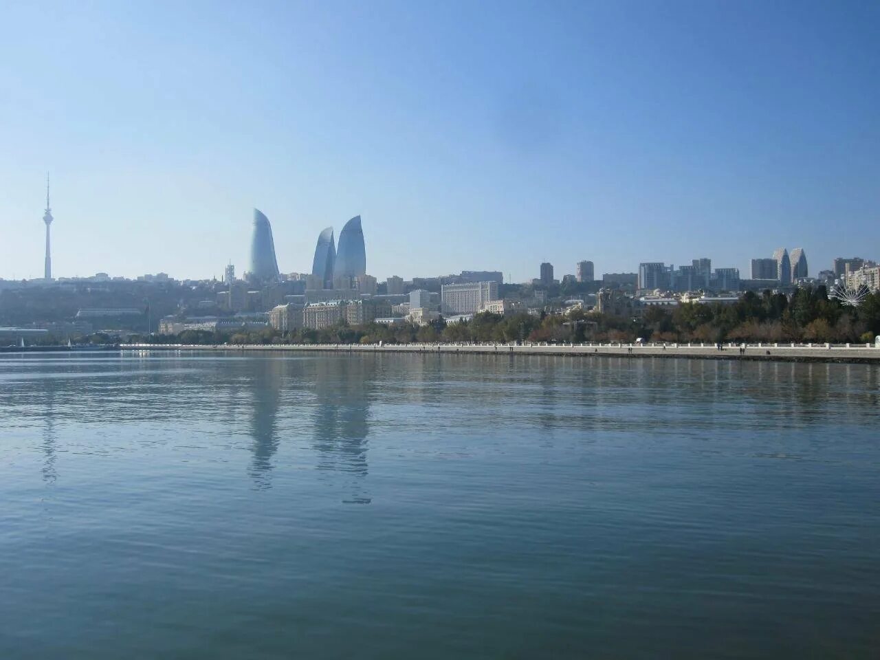 Республика азербайджан море. Азербайджан баку каспийское море. баку каспий. баку берег. набережная каспийского моря в баку.