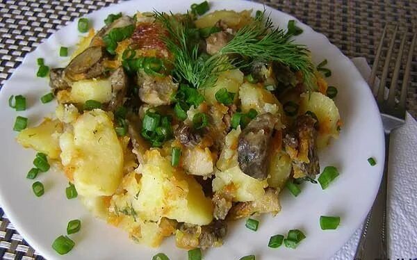 Замороженные грибы с картошкой и луком. Картофель тушеный с грибами. Тушеная картошка с грибами. Картошка с белыми грибами. Картофель тушеный с грибами и луком.