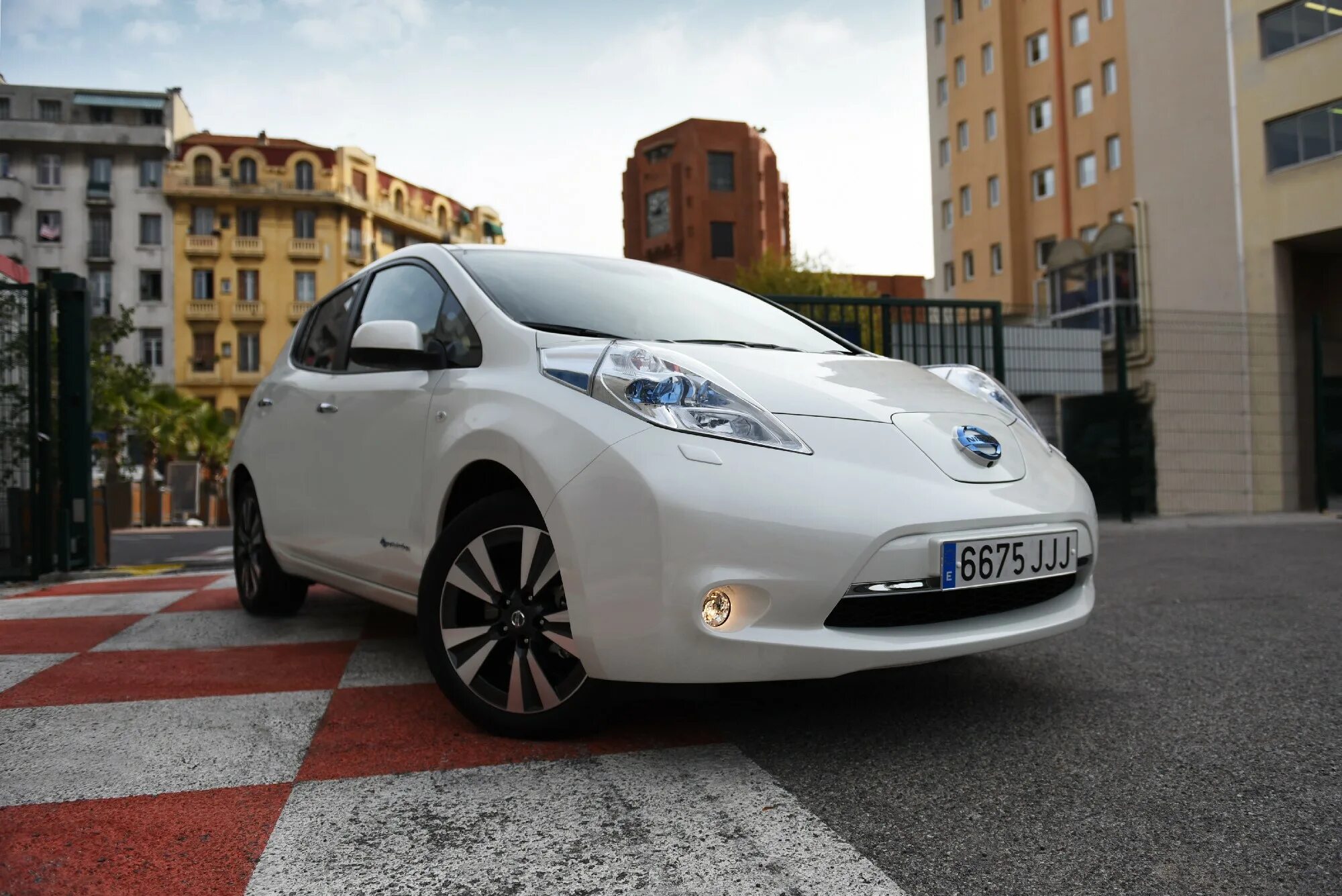 Ниссан электрокар. Nissan leaf электромобиль. ниссан тесла электромобиль. модель электромобиля ниссан лиф. ливан машина электромобиль.