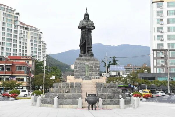 Ли сун сине. Ли Сун син Адмирал памятник. Ли Сунсин памятник в Сеуле. Памятник ли Сун сину Корея. Статуя ли Сун сина.