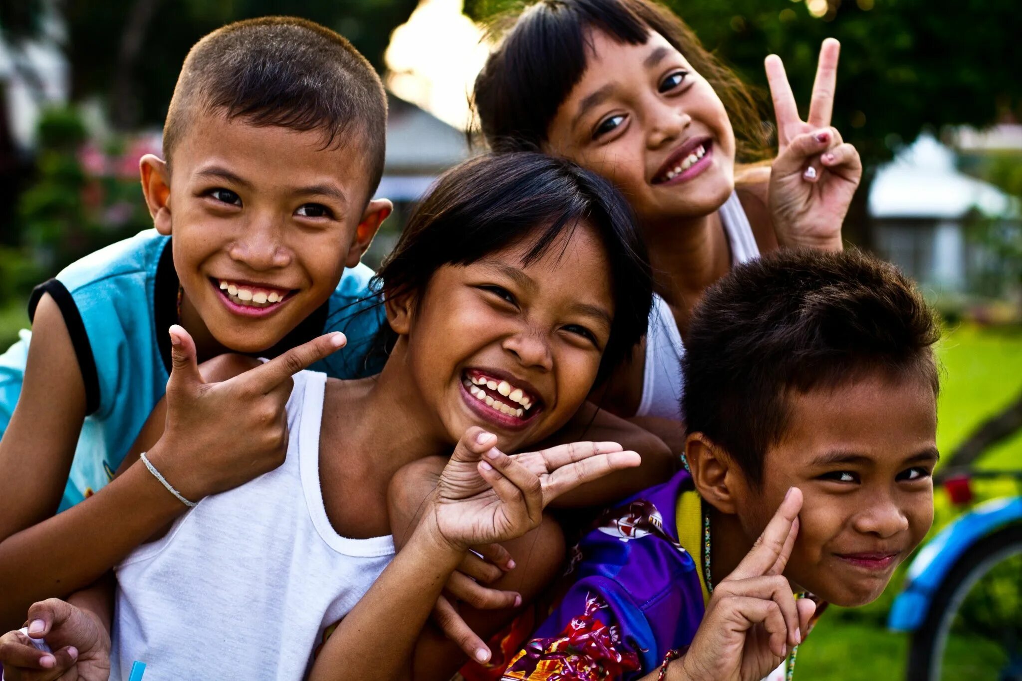 Because people need people. Тайцы раса. Камбоджийцы,Тайцы,филиппинцы. Тайланд улыбка. Улыбчивые Тайцы.