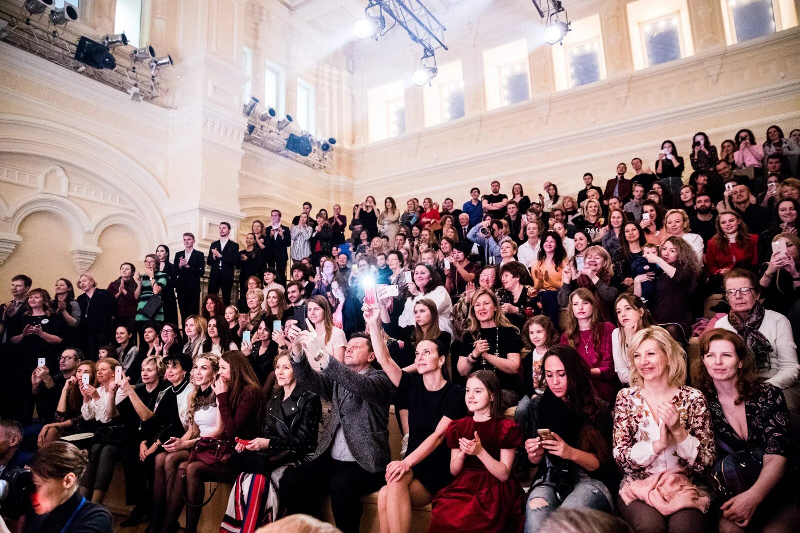 Гум москва демонстрационный зал. Фотозона в демонстрационном зале гум. Демонстрационный зал гума фото. Конференц зал гум. Залы гума.