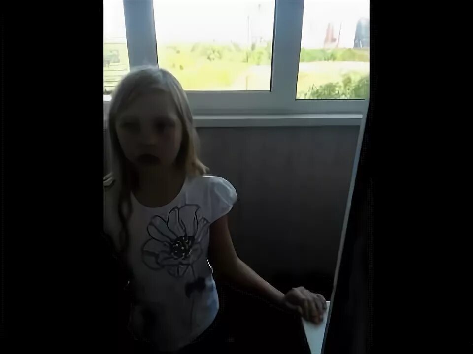 Старшая сестра издевалась над младшей сестрой. Издевательство над младшей сестрой. издёвки над младшей сестрой. старший брат издевается. пранки над сестрой младшей 7 лет девочке.