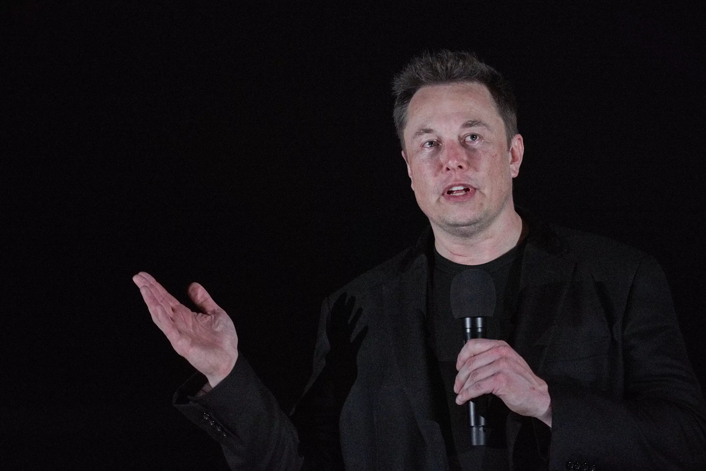 Elon musk 2010. Джо роган и илон маск. Илон маск. Нейролинк илон маск. Илон маск saturday night live.