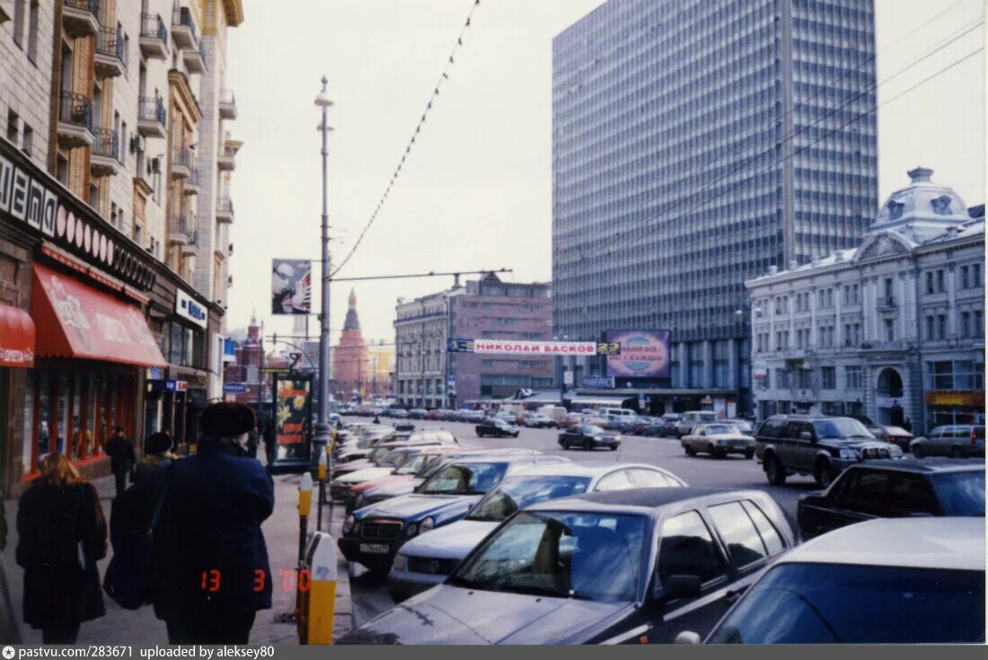 В 2000 году занимает. Тверская улица Москва 90е. Тверская улица 2000 год. Тверская улица в 1990е. Тверская улица 1994.