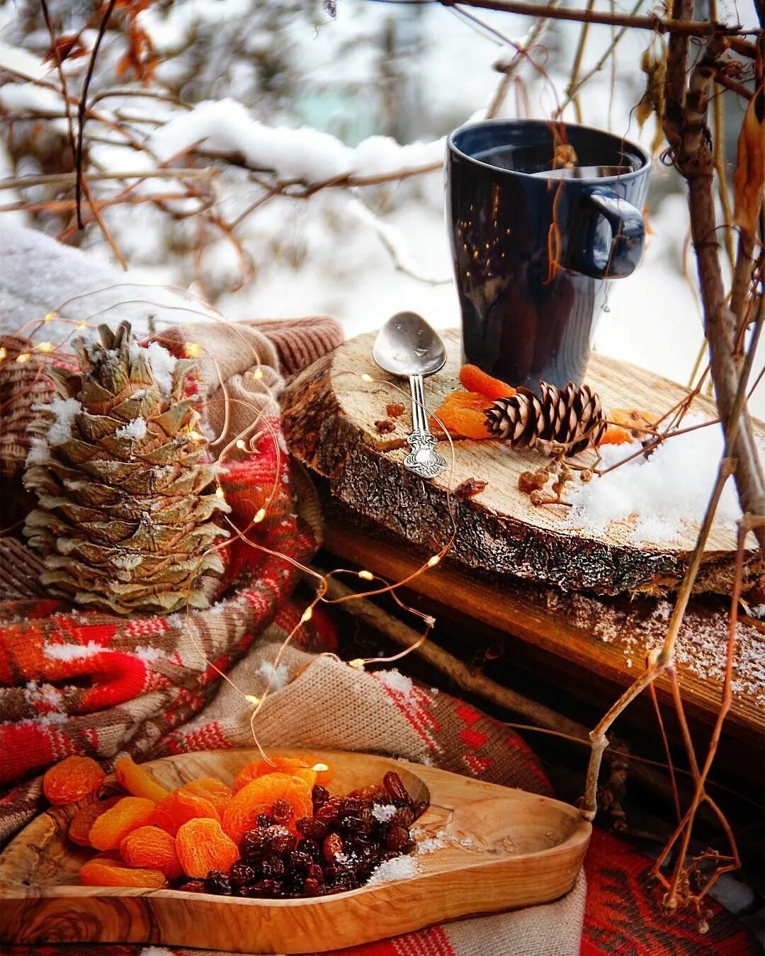 Доброе морозное осеннее. Зимнее чаепитие. Чай зимний. Чай зимой на природе. Зимние посиделки.