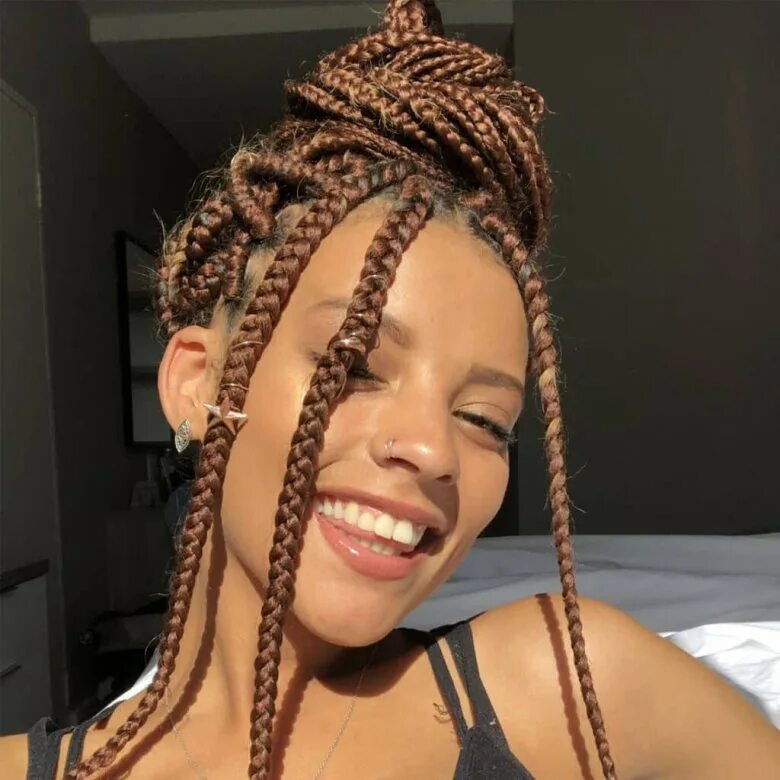 Как вплетают афро. Рианна брейды. брейды box braids. афрокосы box braids. афрокосы на брейды.