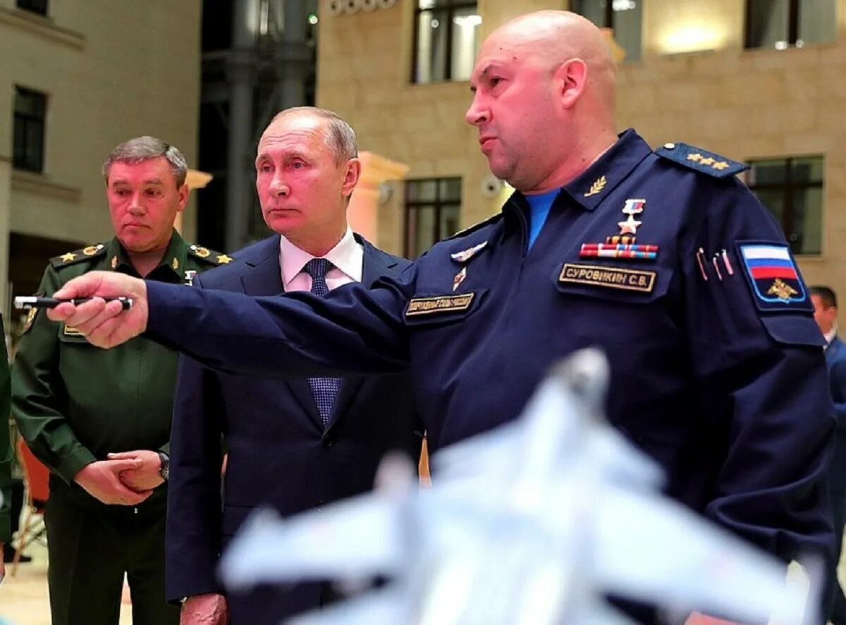 Где сегодня находится суровикин. Генерал суровикин и шойгу. сергей суровикин генерал. командующий сво суровикин. главнокомандующий сво.