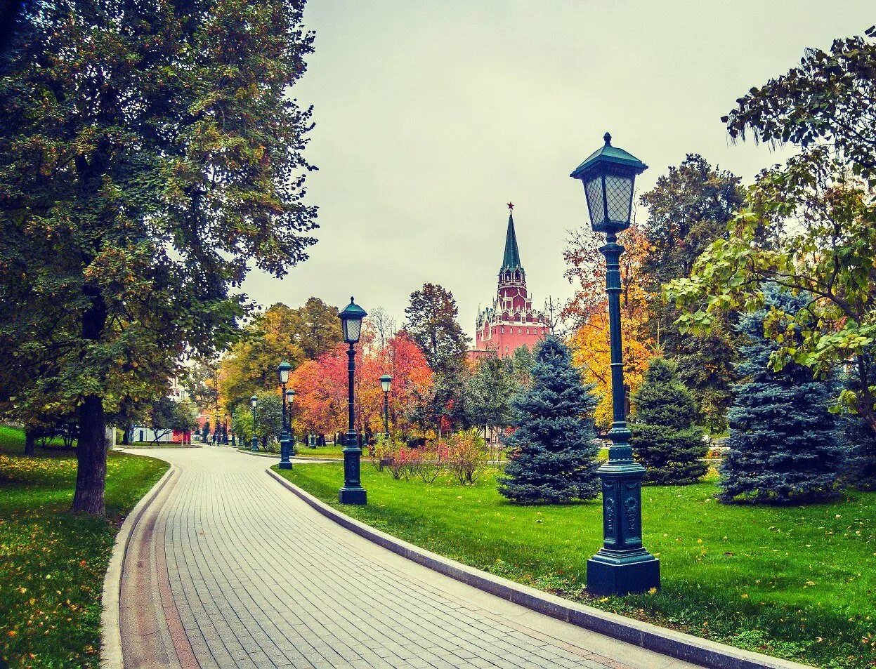 Парк какой прекрасный. Александровский парк Москва. Александровский сад Москва. Александровский сад Москва Нижний сад. Александровский сад Москва осень.