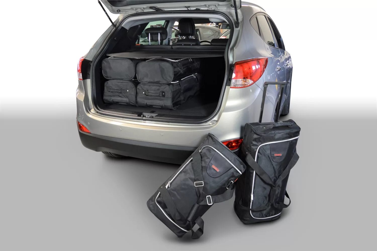 Багажник икс 5. Hyundai ix35 2015 багажник. Штатный набор инструментов Hyundai ix35. Электро багажник Hyundai ix35. Ix35 открытый багажник.