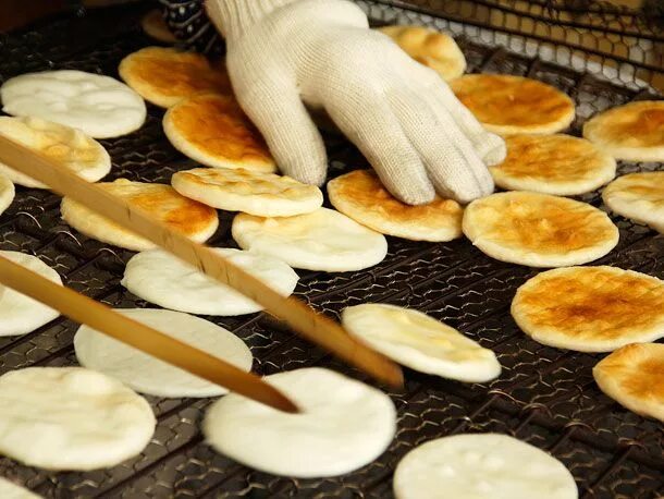 Хачапури по имеретински. Лепешки из рисовой муки. Корейские рисовые лепешки. Рисовая лепешка япония. Лепешки из рисовой муки.