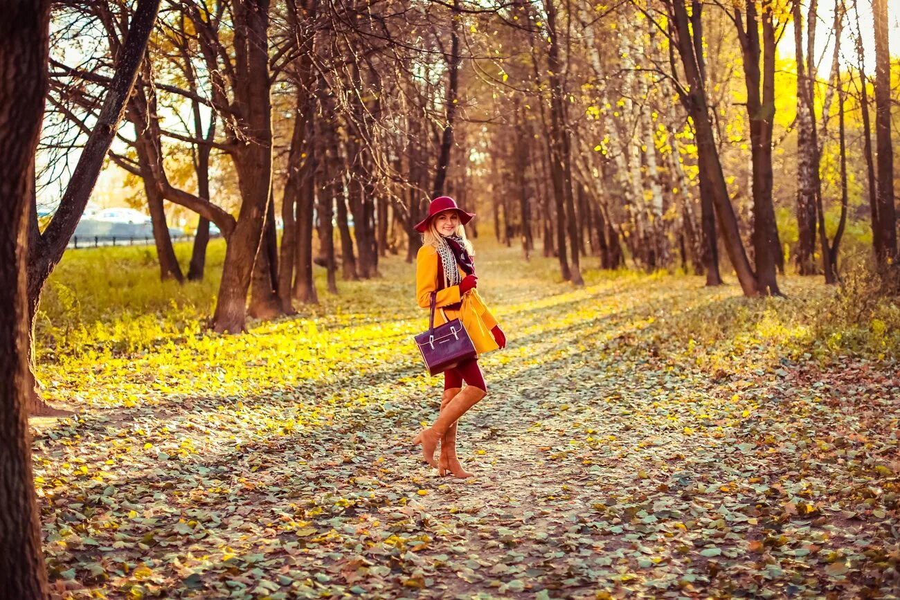 Скачай песни не ходи девки гулять. Прогулка в парке девушка. Осенняя прогулка. Прогулка осенью. Девушка на осенней прогулке.