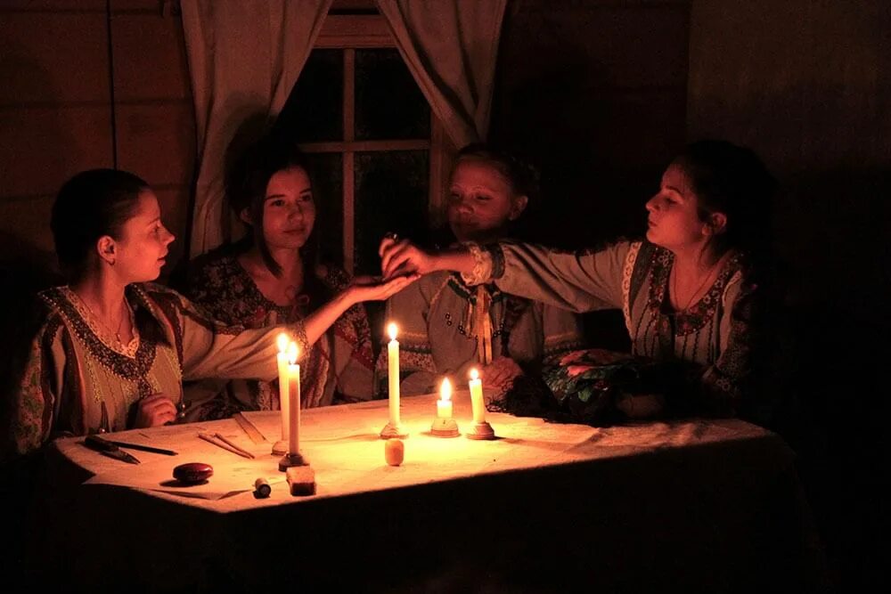 Девушки гадают на святки. Развлекательная программа раз в крещенский вечерок. Рождественские гадания 2022. Рождественские гадания. Святочные посиделки.