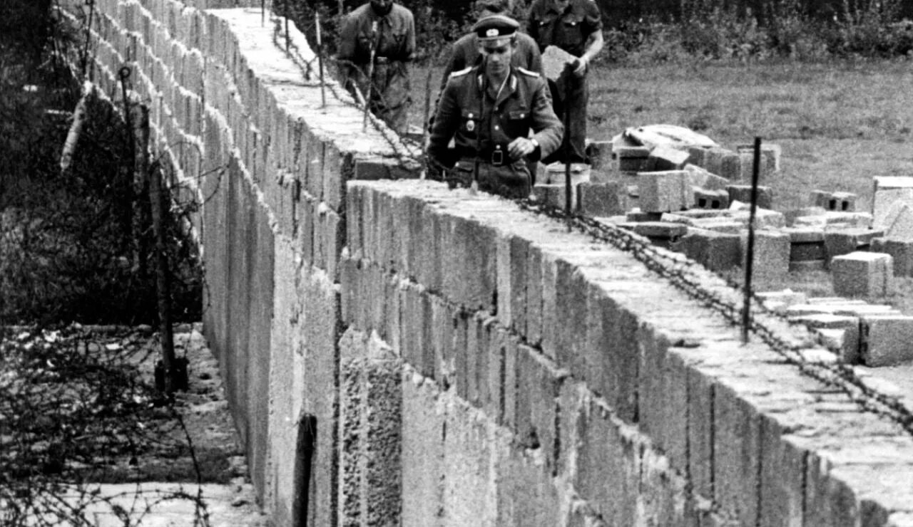 Фрг и гдр берлинская стена. Берлинская стена 1961. Берлинская стена ГДР 1961. Берлинская стена 1981. Берлинская стена 13 августа 1961г.